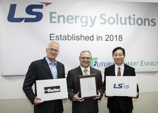 폴 호벳 파커 하니핀 부사장(왼쪽부터), 짐 홀셔 LS Energy Solutions 사장, 오재석 LS산전 전력사업본부장이 영업 양수도 계약 체결 후 기념촬영을 하고 있다. <LS산전 제공>